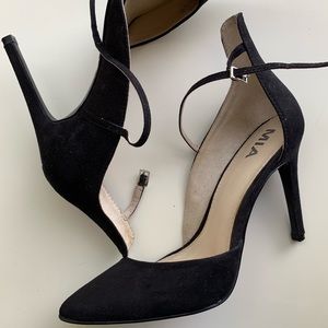 Black pointed toe heel MIA size 7
